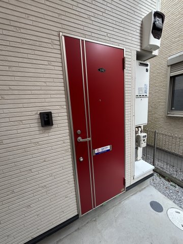 Ｋｅｎ’ｓ　ＬＩＥＮ　相模原 赤の玄関ドアがとてもおしゃれです。