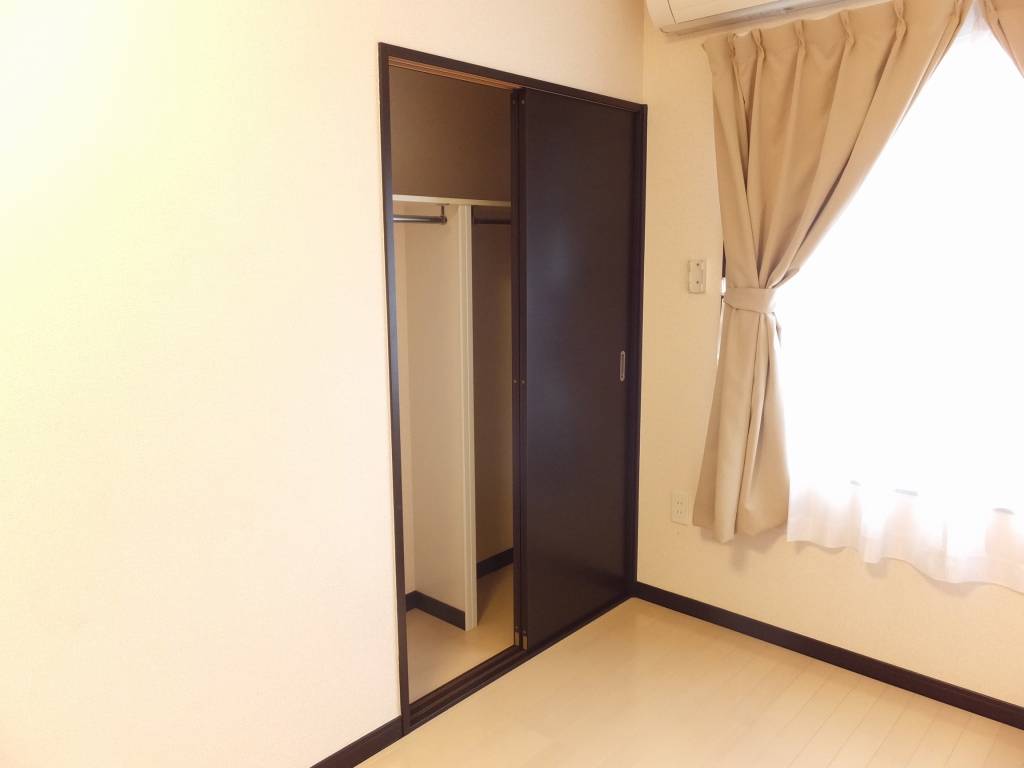 レオネクストシャイン106号室 ポール付きクローゼットなら大切なお洋服もシワになりません。