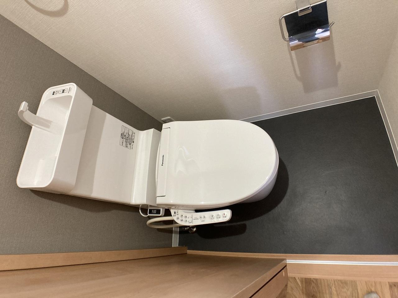 カーネ・ア・キラ303号室 温水洗浄便座付き、トイレ内の通風窓あり、トイレ内収納付き