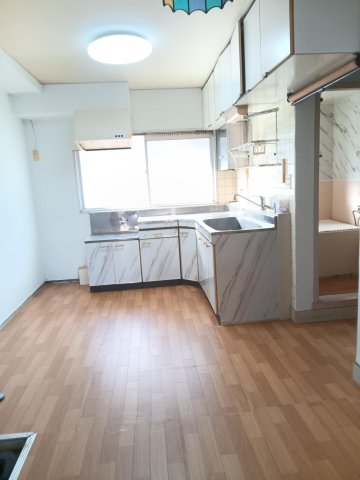 クレベール武蔵小金井 壁紙、床リフォーム済み