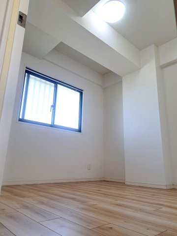 グランドハイツ原宿302号室 玄関の隣にある。約４帖の洋室