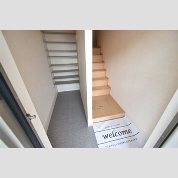 ハイネスCDFE　F201号室 玄関