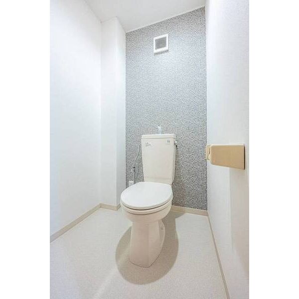 リフィナ横浜新杉田0101号室 トイレ