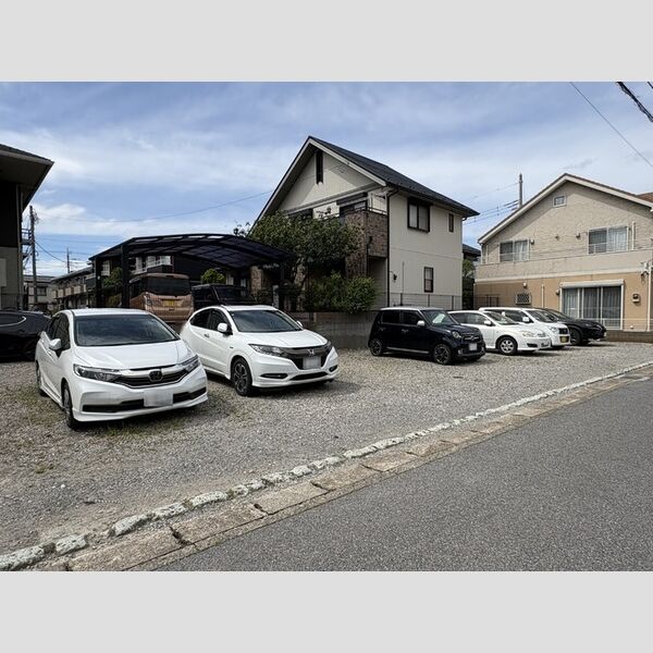 ユウ・デルニエ 駐車場