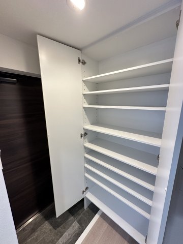 T&F KANNAI BLDG404号室 玄関