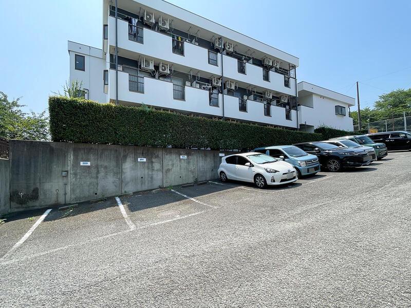 グリューンシュロス1階 駐車場