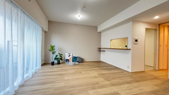 ルリエ大船308号室 家族でゆったりくつろげる明るいリビング