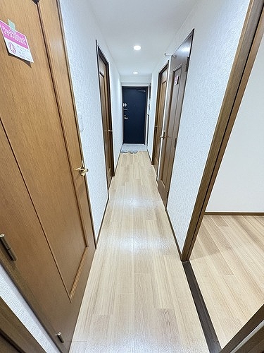 ライオンズステーションプラザ西船橋11階 廊下からの玄関　※2025年10月撮影