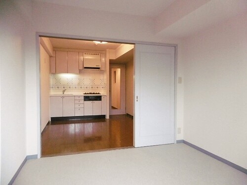 ライオンズヒルズ松戸 洋室（約4.0畳）からDK　※前回募集時2017年5月撮影