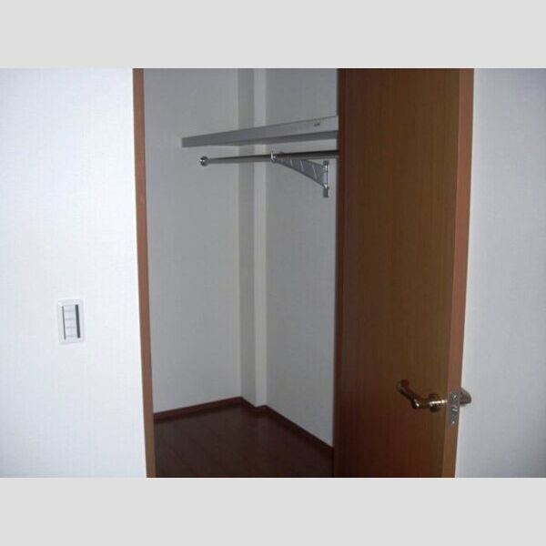 コンタード高松台205号室 収納