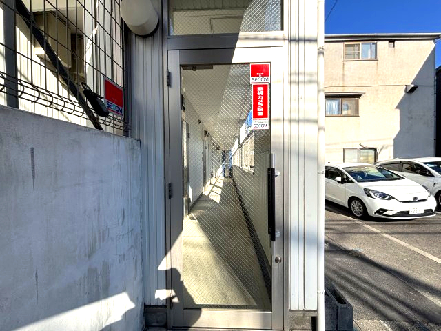 アヴァンセ西遊205号室 エントランス