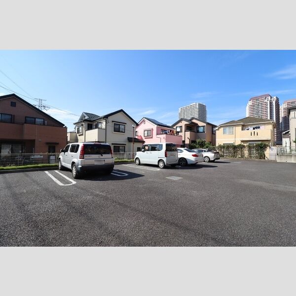 A PLACE IN THE SUN 駐車場