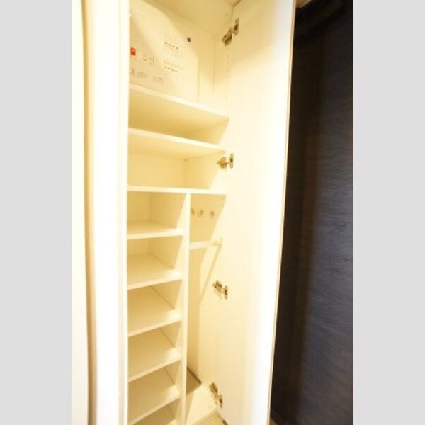 プライムメゾン錦糸町903号室 大容量のシューズBOXの中板は高さ調整ができます。傘立ても完備。 