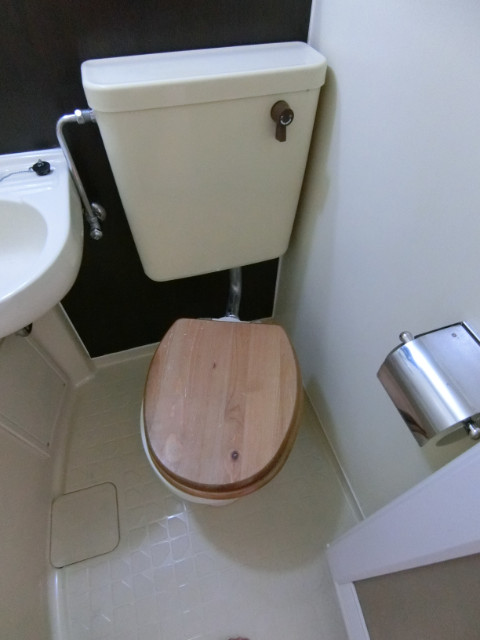 トータス西船Ａ棟 木が基調のおしゃれなトイレ