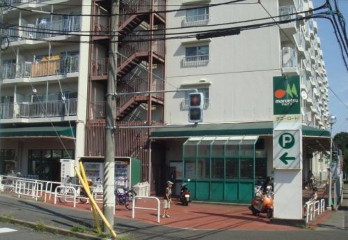 プララT&H103号室 【スーパー】マルエツ六ッ川店まで966ｍ