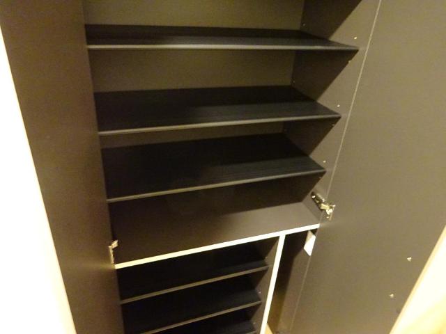 エル・クーレ201号室 下駄箱