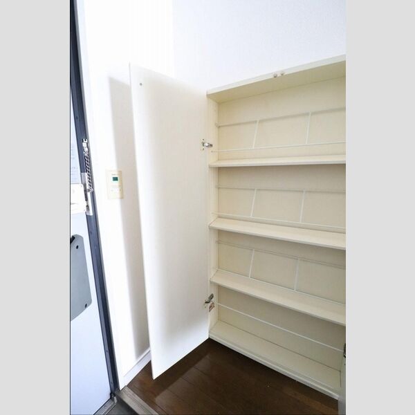 メゾン・エスポワール102号室 シューズボックス