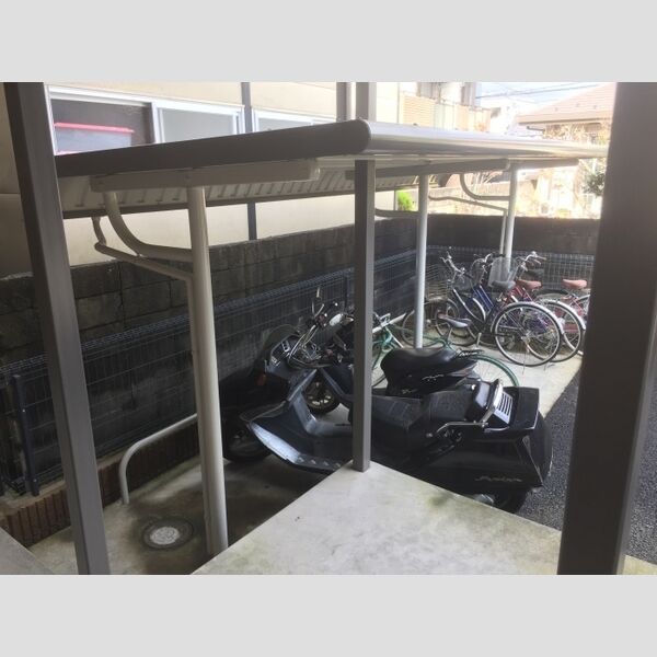 セピアコート本町205号室 屋根付駐輪場
