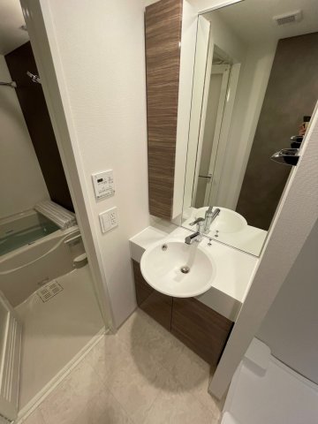 ガーラ・ステーション川崎久地5階 独立洗面台です
