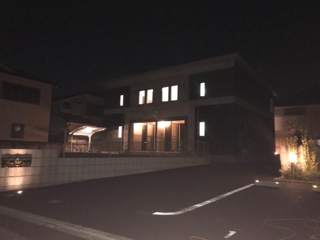 サニーウェル 外観写真（夜）
