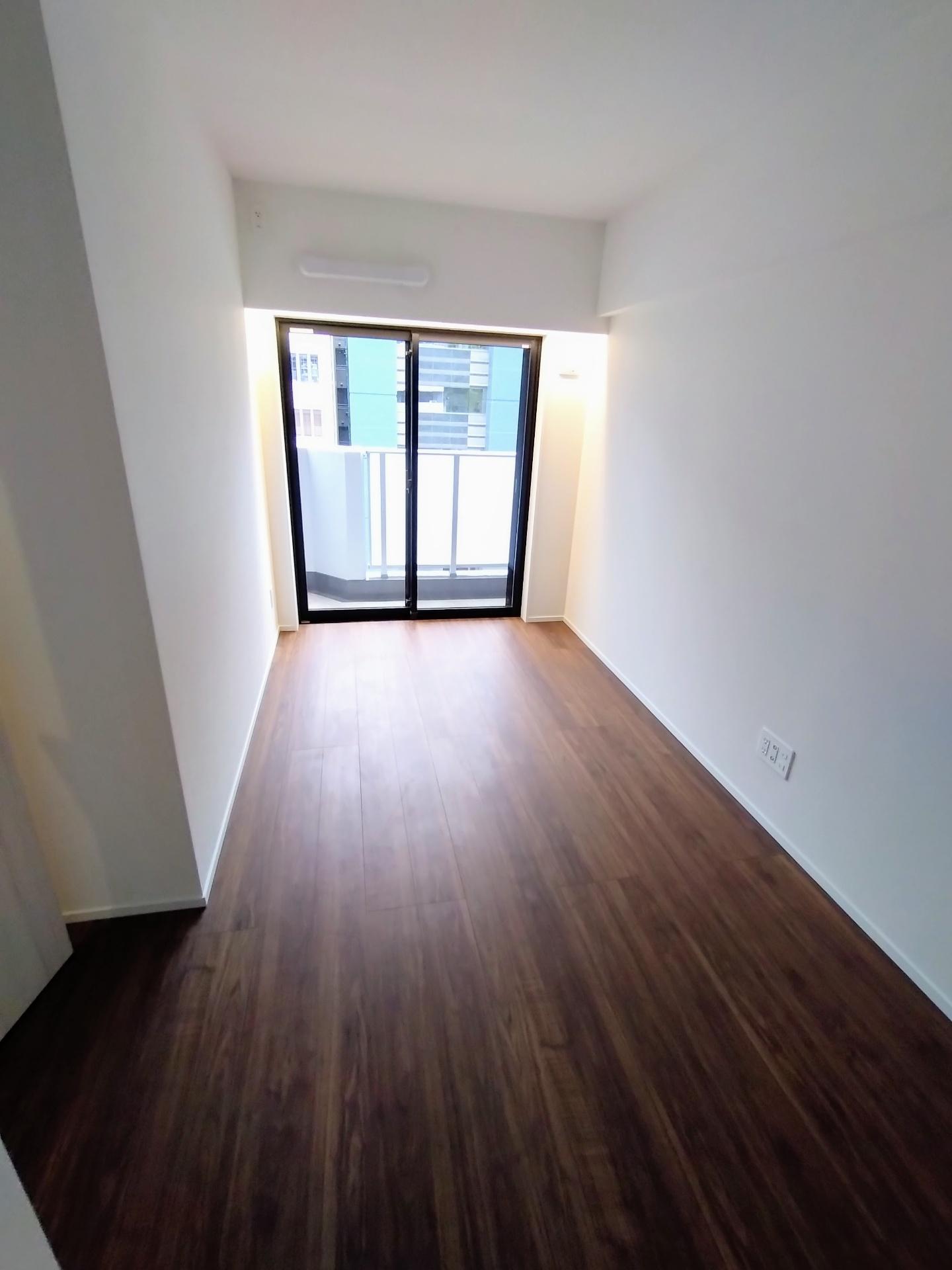 TIMELESS麻布十番 西側居室です。窓にはカーテンライトが付いております