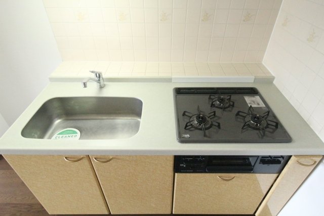 Ｓ・フラット吉祥寺 システムキッチン（3口ガスコンロ・グリル付）