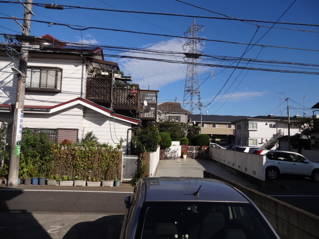 ブライトンコート0101号室 周りは低層建築物が多いので、日当たりも良好。