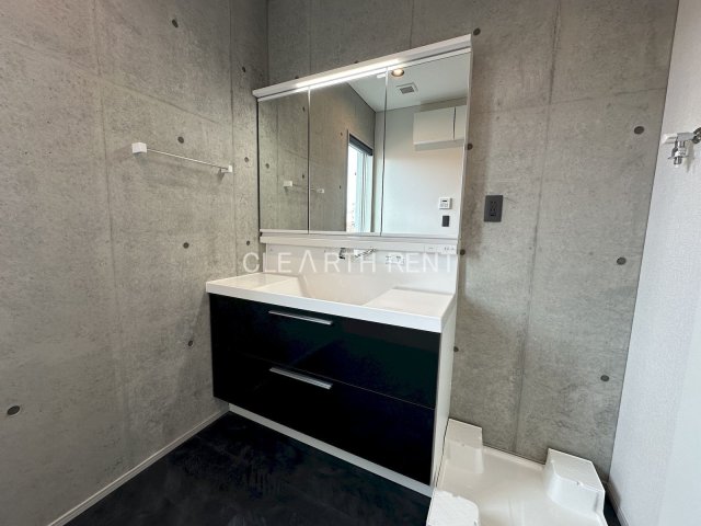 ルミナス池袋本町3階 三面鏡タイプの独立洗面台/鏡裏にはちょっとした収納スペースがあります