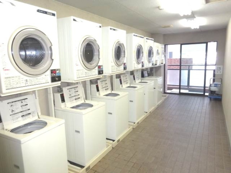 ライオンズマンション海老名3階 敷地内コインランドリー