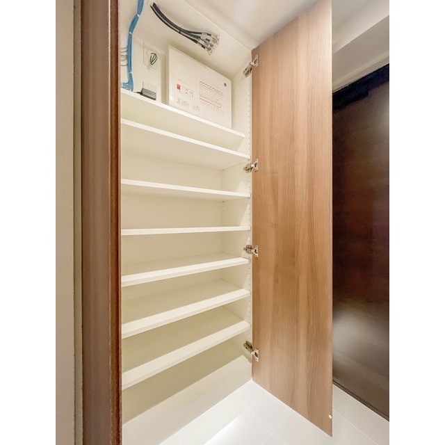 ザ・ケンジントン・レジデンス横濱片倉0417号室 シューズクローゼット（玄関）