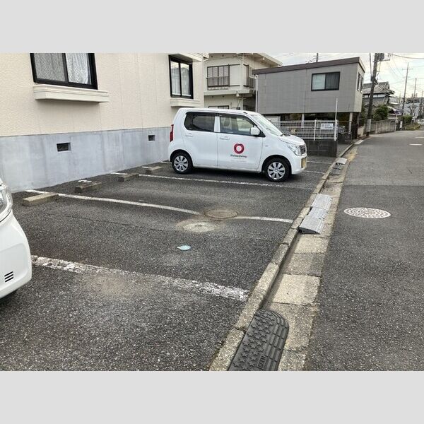 クレセント日吉台 駐車場