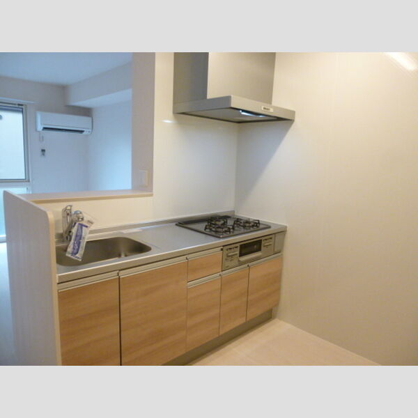 パインコート八幡102号室 対面式3口ガスコンロ付システムキッチン