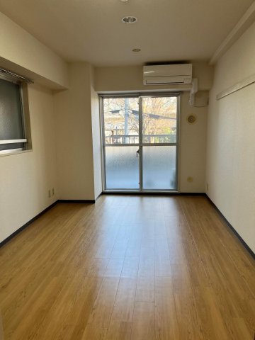 コスモ横浜大通公園 抜けのある景観。外からの視線も気にならない安心の2階角部屋。