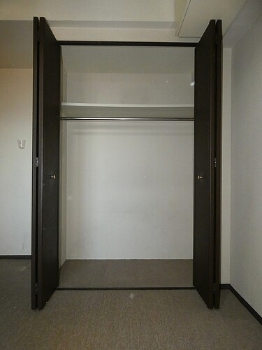 ライオンズガーデン大宮・大和田公園 クローゼット（洋室　約６.０畳　内装工事前）