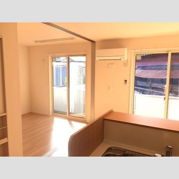 フローラ 洋室とLDK(右側)