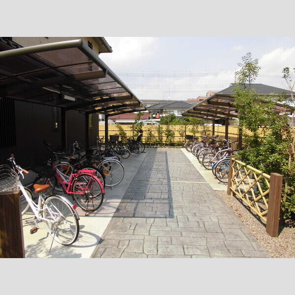 雅　壱番館 屋根付き駐輪場