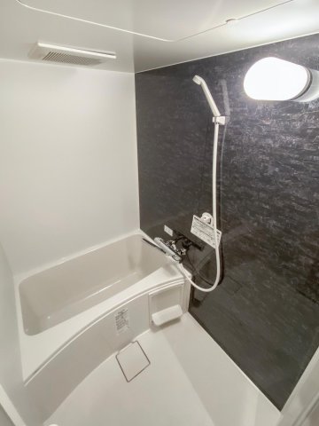 ザ・浅間台202号室 LIXILの清潔感のあるユニットバスです。