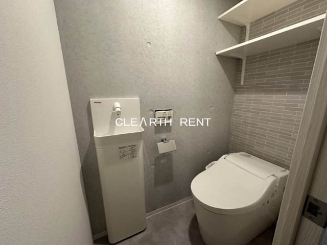 ＧＲＡＮ ＰＡＳＥＯ三宿Ⅱ2階 収納棚付きの温水洗浄便座