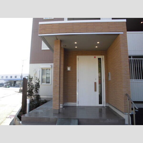 サンヒルズ301号室 建物入り口