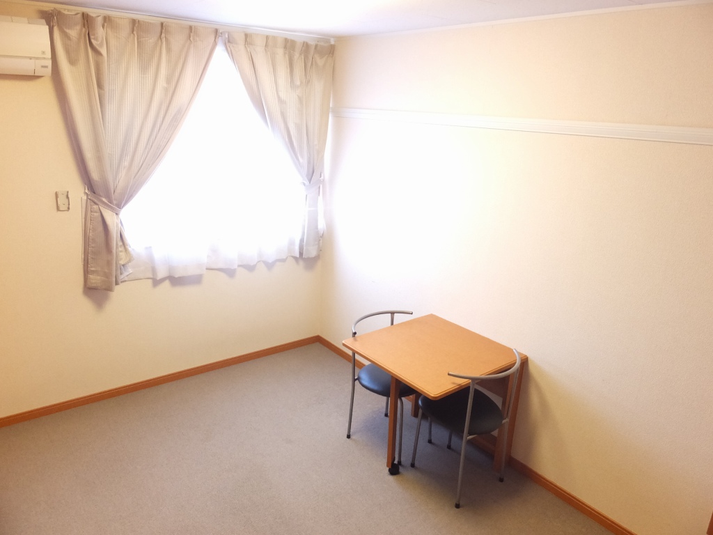 レオパレスキャノーラ208号室 備え付きのテーブルは折りたたむことが可能です。