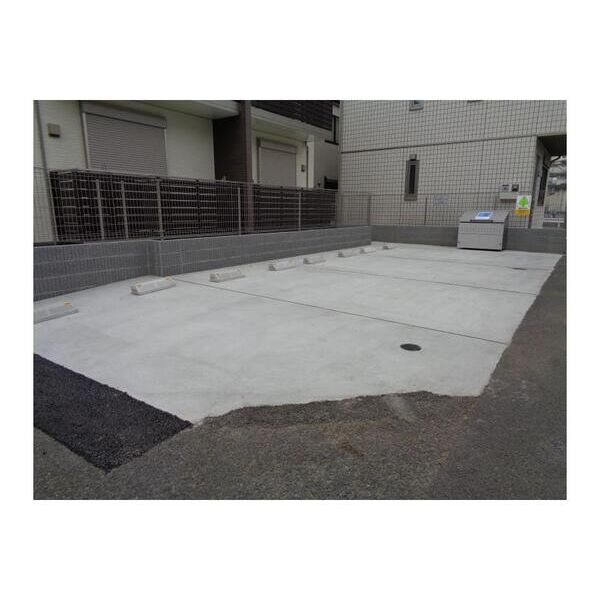 グランデ　マルバローザ　弐番館 駐車場