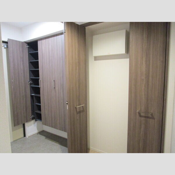 ラ・ペッシュ207号室 トールシューズボックス・物入