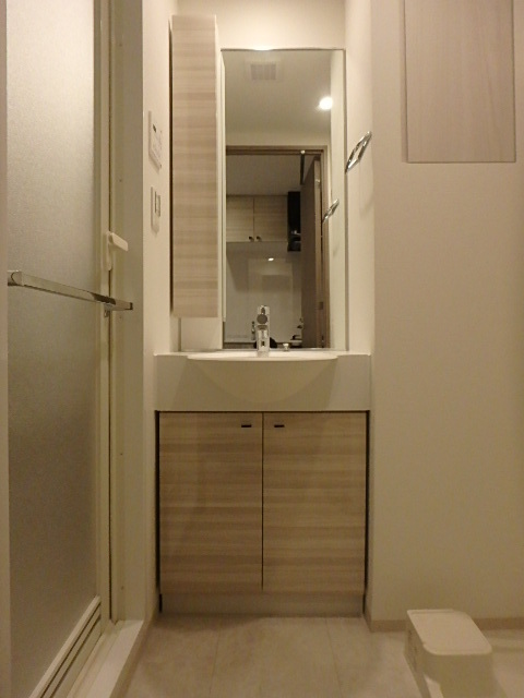 ガーラ・リバーサイド横濱南 収納豊富な独立洗面台 落ち着きのあるロビーにはカメラ付オートロック完備