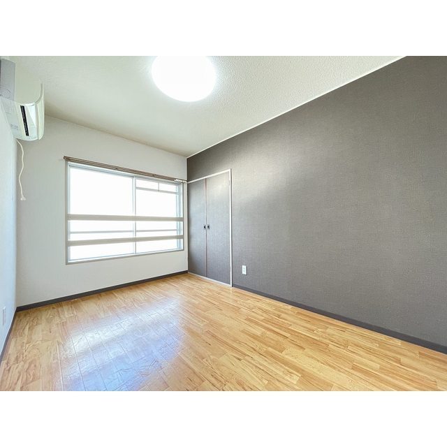 ホンママンション 明るい洋室