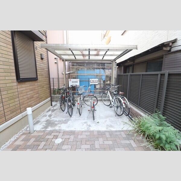 パレス境南町301号室 屋根付き駐輪場