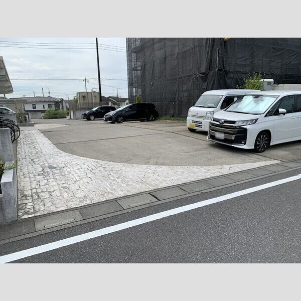 ヘリオス吉川美南　アレス 駐車場