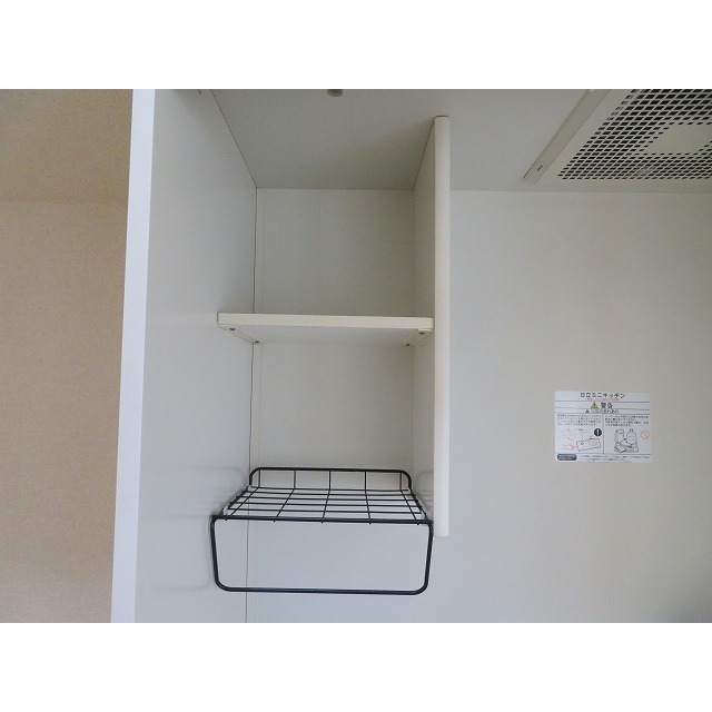 ＡＭＭＳ　ＯＫＡＭＵＲＡB102号室 キッチン収納棚