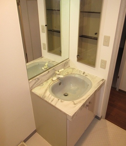 ライオンズヒルズ松戸 洗面台　内装後　※2019年5月撮影