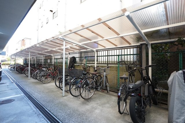 メゾンカルム横浜4階 駐輪場