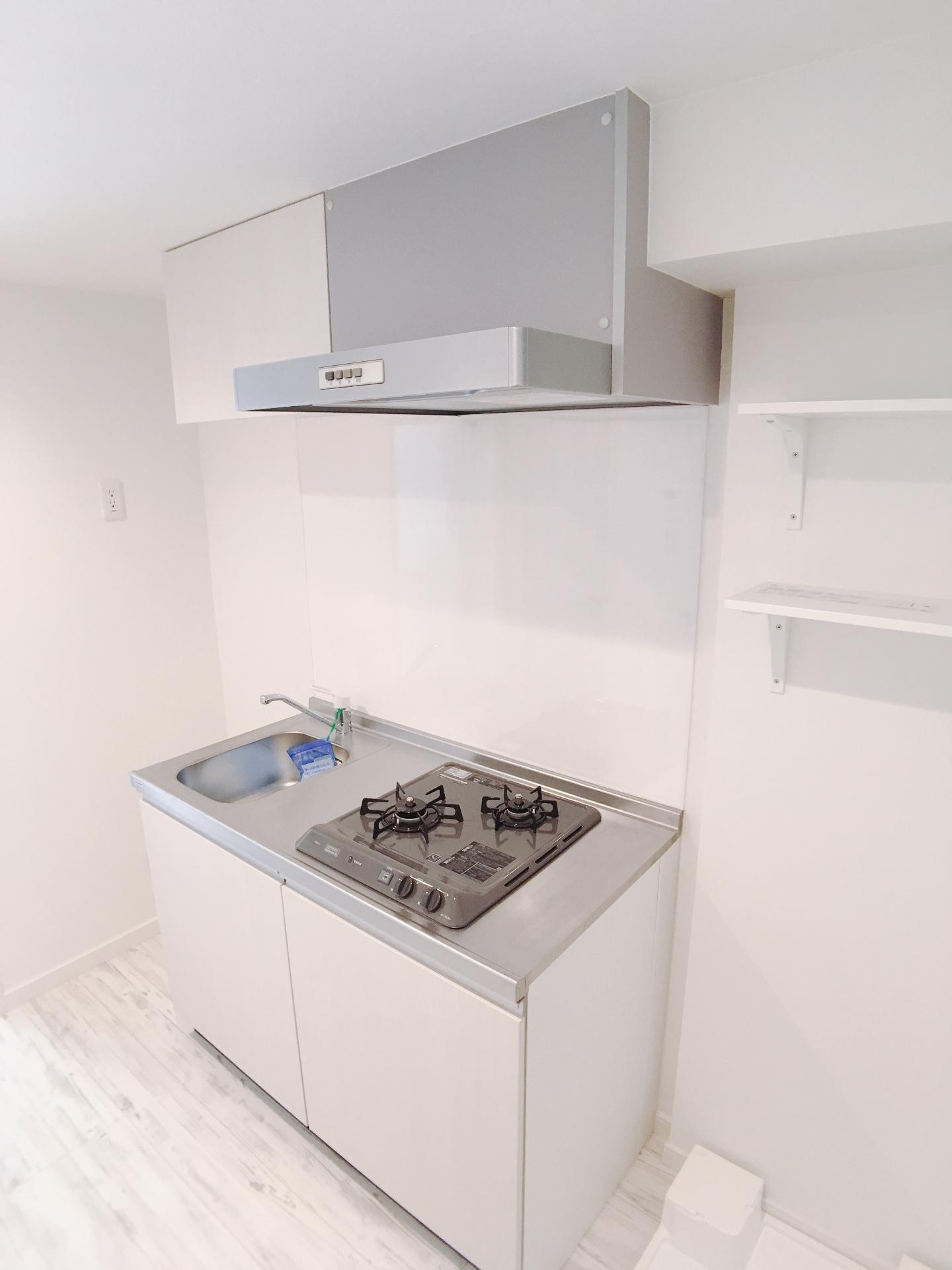 ヴィンティア鶴川 2口ガスコンロを採用。シンク下とレンジフード横に収納あり。